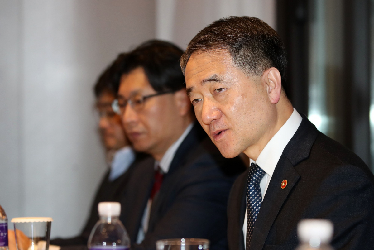 ▲박능후 중앙재난안전대책본부 1차장(보건복지부 장관)이 20일 오후 서울 중구 더플라자 호텔에서 열린 자문 특별보좌단 제2차 간담회에서 인사말을 하고 있다. (뉴시스)