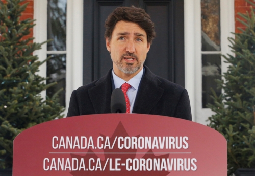 ▲쥐스탱 트뤼도 캐나다 총리가 자택 앞에서 기자회견을 하고 있다. 오타와/로이터연합뉴스 