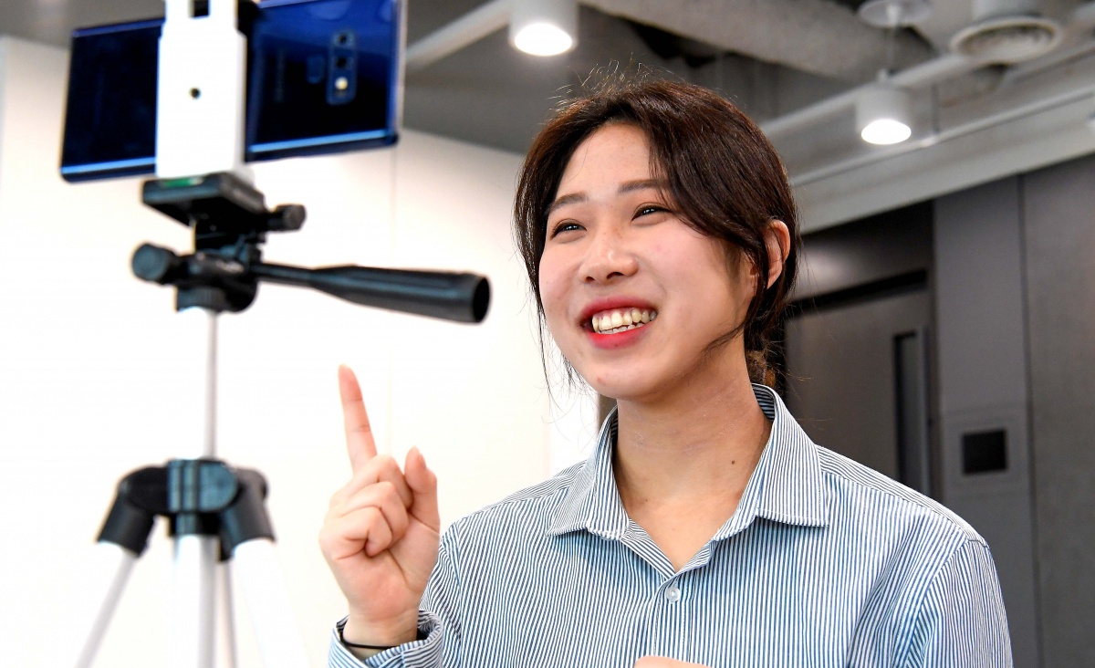 ▲현대차는 신입 및 경력 채용에 화상면접을 도입하는 등 '코로나19' 사태로 중단됐던 채용을 재개한다. 사진은 스마트폰을 통해 화상면접 시연 모습.  (사진제공=현대차)