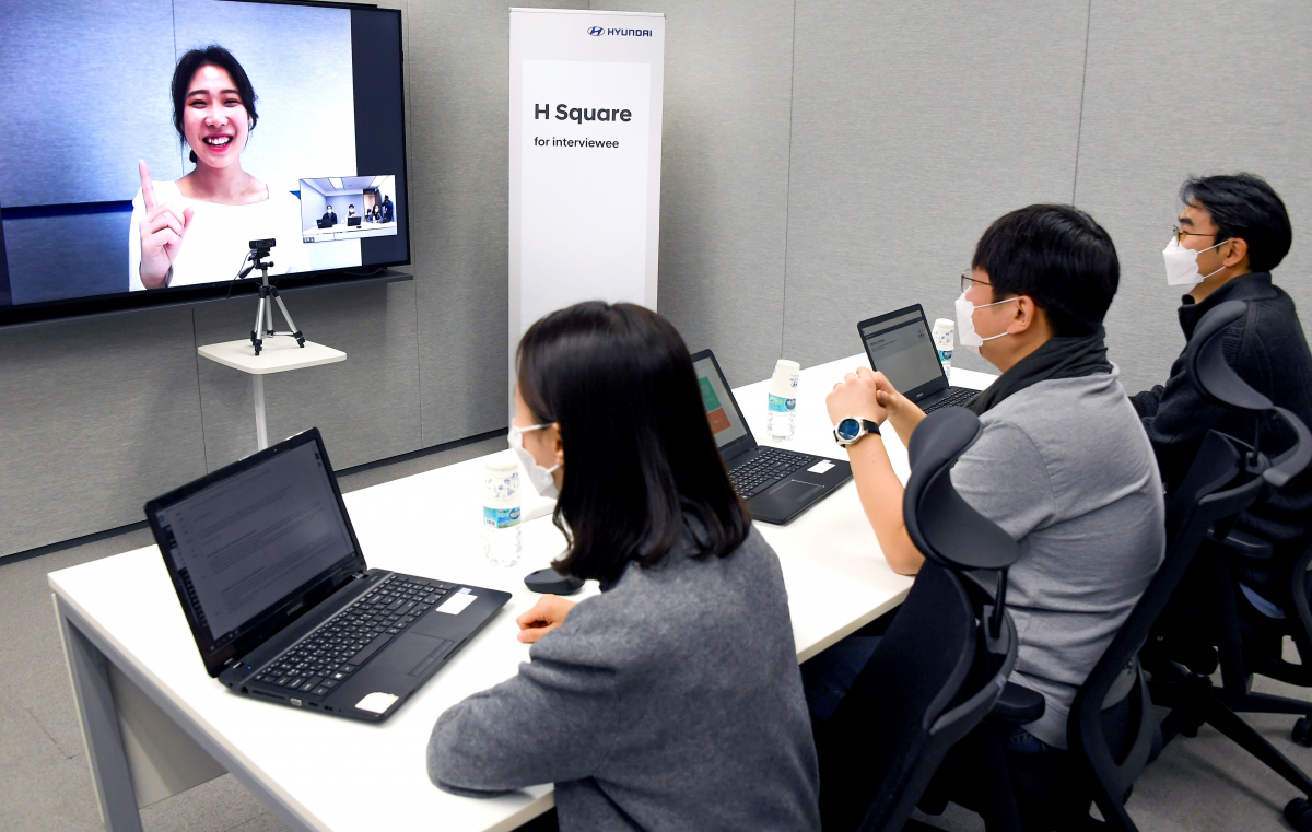 ▲현대자동차가 자율주행과 UAM(도심 항공 모빌리티) 등 미래 사업분야 인재 채용에 나섰다. 사진은 화상면접으로 채용 절차를 진행 중인 현대차 관계자.  (사진제공=현대차)