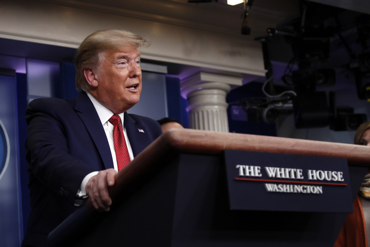 ▲도널드 트럼프 미국 대통령이 25일(현지시간) 백악관에서 신종 코로나바이러스 감염증(코로나19) 대응 전담반(TF)과 함께 언론 브리핑을 하고 있다. 워싱턴DC/AP뉴시스