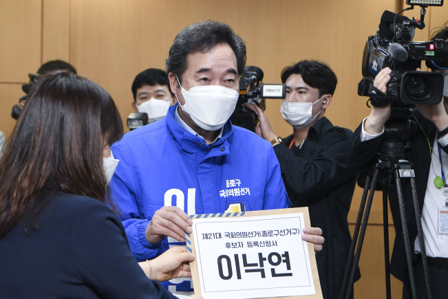 ▲제21대 총선에서 서울 종로구에 출마하는 더불어민주당 이낙연 후보가 26일 오전 서울 종로구선거관리위원회에서 후보 등록을 하고 있다. (연합뉴스)