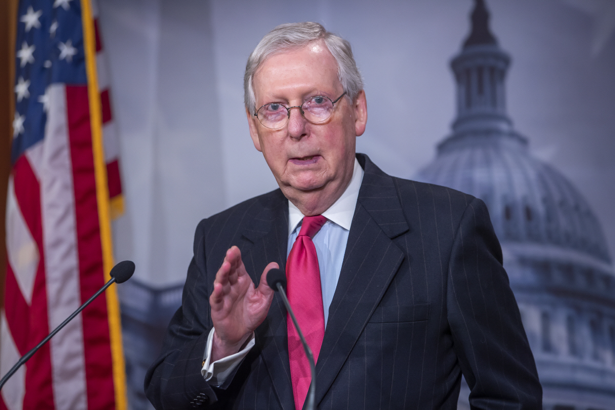 ▲미치 매코널 미국 공화당 상원 원내대표가 25일(현지시간) 상원에서 코로나19 대응 경기부양안이 통과되고 나서 기자회견을 하고 있다. 워싱턴D.C./EPA연합뉴스