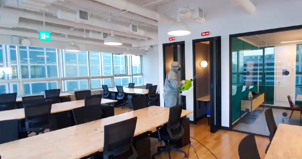 ▲공유오피스 업체 '위워크' 관계자가 공용 공간을 소독하고 있다. (사진 제공=위워크)