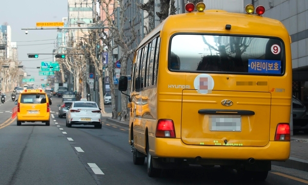 ▲지난 17일 서울의 한 도로에서 운행 중인 학원 차량. 학원들은 “코로나19 장기화에 따른 경영난 때문에 더 이상 문 닫고 있을 수 없다”는 입장을 보이고 있다.  (연합뉴스)