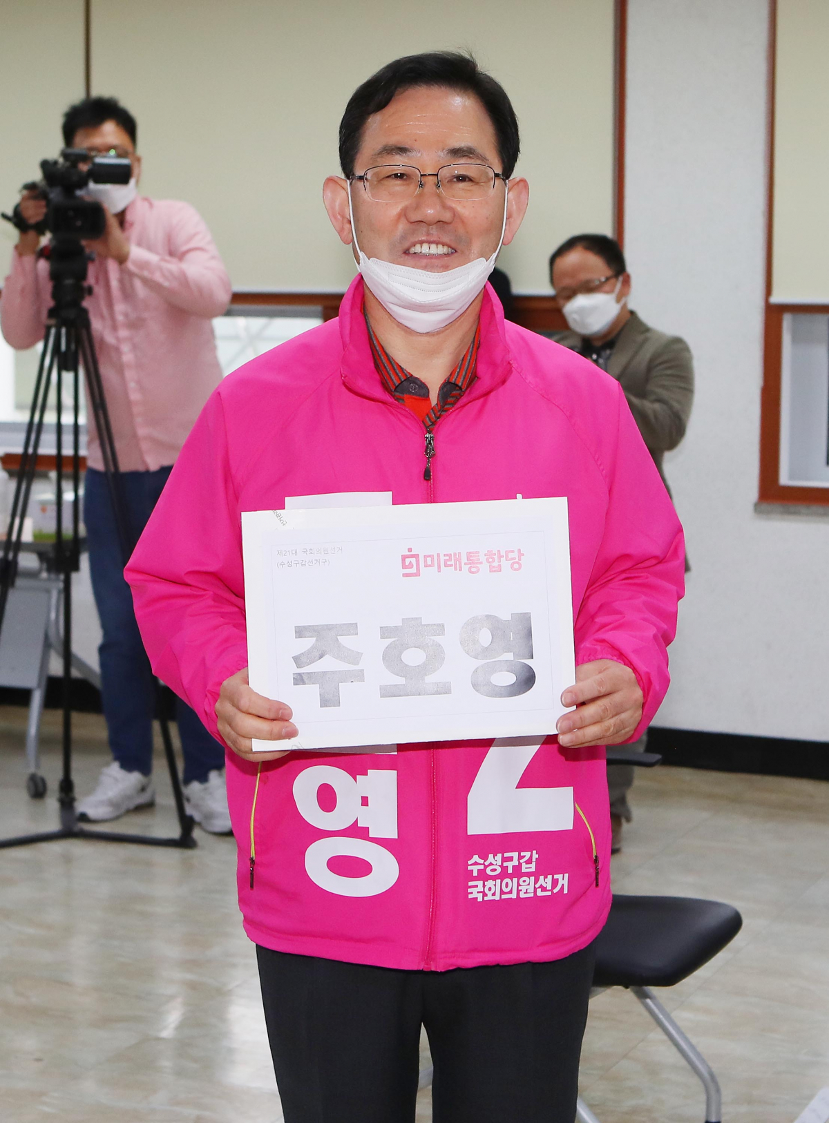 ▲제21대 총선에서 대구 수성갑에 출마하는 미래통합당 주호영 후보가 26일 오전 대구 수성구선거관리위원회에서 후보 등록을 하고 있다. (연합뉴스)