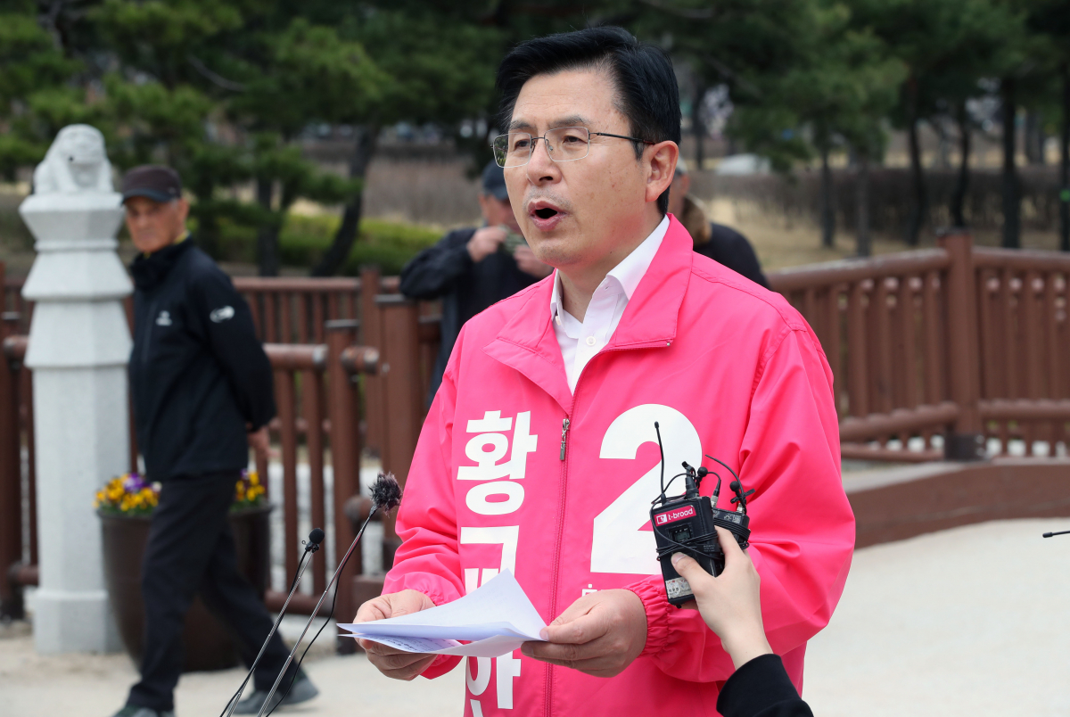 ▲제21대 총선에서 서울 종로구에 출마하는 미래통합당 황교안 대표가 26일 오후 종로구 종묘광장공원 입구에서 복지 공약을 발표하고 있다.  (연합뉴스)