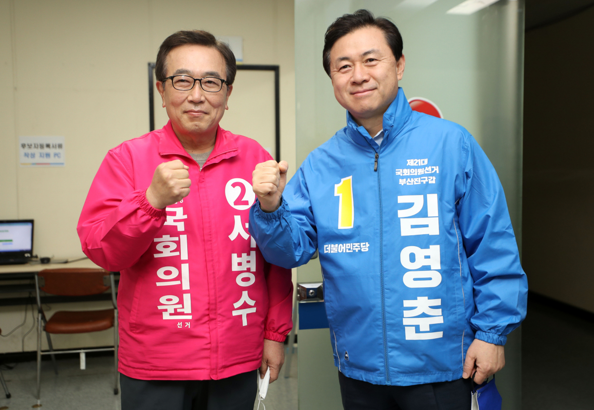 ▲제21대 국회의원을 뽑는 4·15 총선 후보 등록일인 26일 부산 부산진구 선거관리위원회에서 더불어민주당 부산 상임선거대책위원장인 김영춘 의원과 미래통합당 부산 공동선거대책위원장인 서병수 전 부산시장이 부산진갑 선거구 후보 등록을 하면서 만나 선전을 다짐하고 있다.  (연합뉴스)