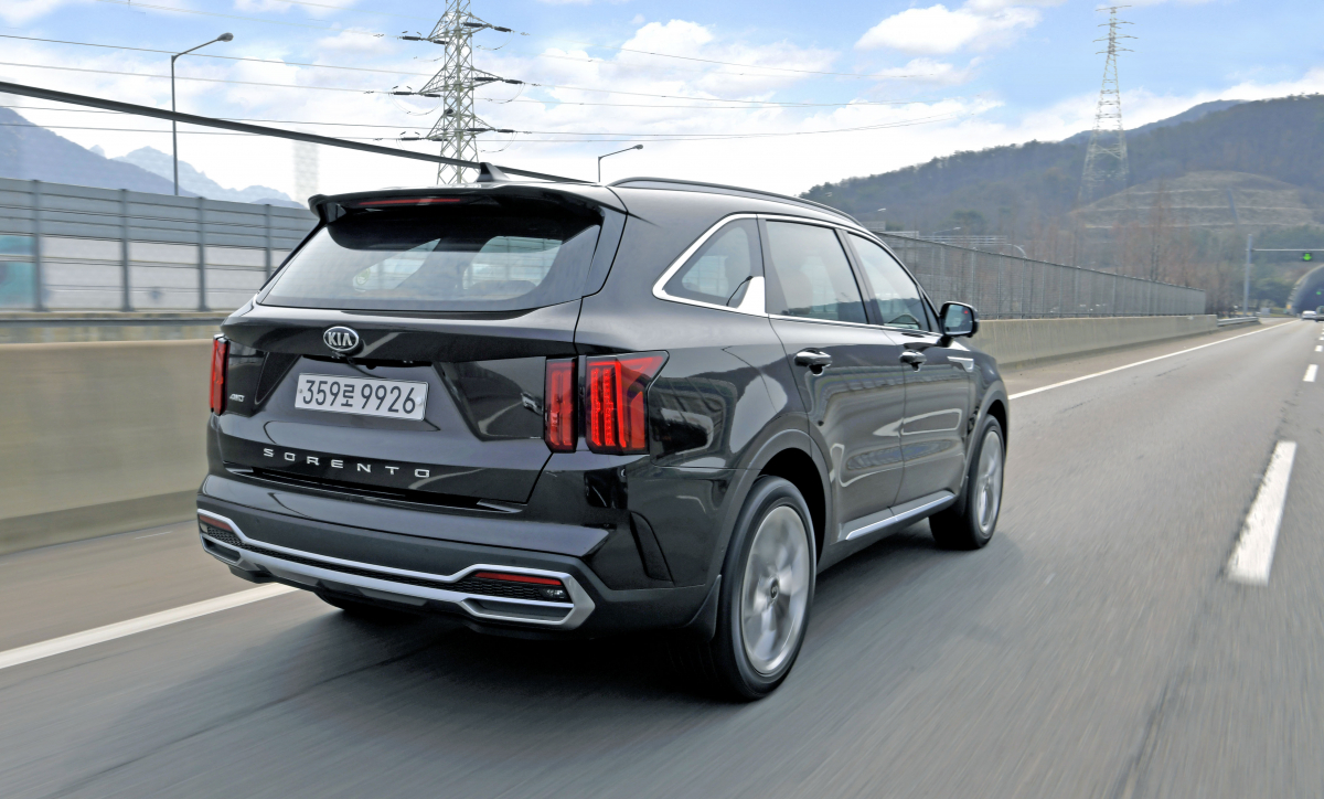 ▲굵은 세로 선과 큼직한 레터링, 범퍼가 제법 잘 어울려 차체가 더 단단해 보인다. (사진제공=기아차)