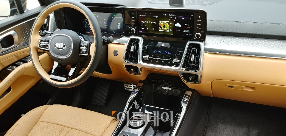 ▲내부에는 12.3인치 클러스터와 10.25인치 내비게이션이 자리해 시원시원하다. 다이얼 방식의 전자식 변속기(SBW)는 버튼식보다 조작하기가 편하다. (유창욱 기자 woogi@)