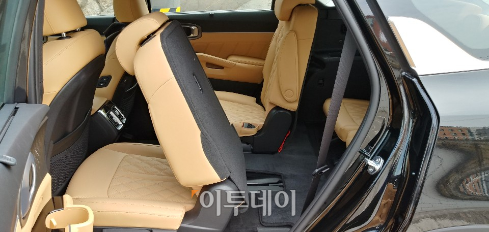 ▲2열 시트를 버튼 조작으로 쉽게 접을 수 있고, 3열에도 전용 공조장치를 마련해 편리하기까지 하다. (유창욱 기자 woogi@)