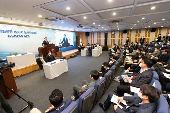 ▲27일 오전 서울 강서구 소재 본사에서 열린 제58기 대한항공 정기 주주총회에서 우기홍 대한항공 대표이사 사장이 진행을 하고 있다. 사진제공=대한항공