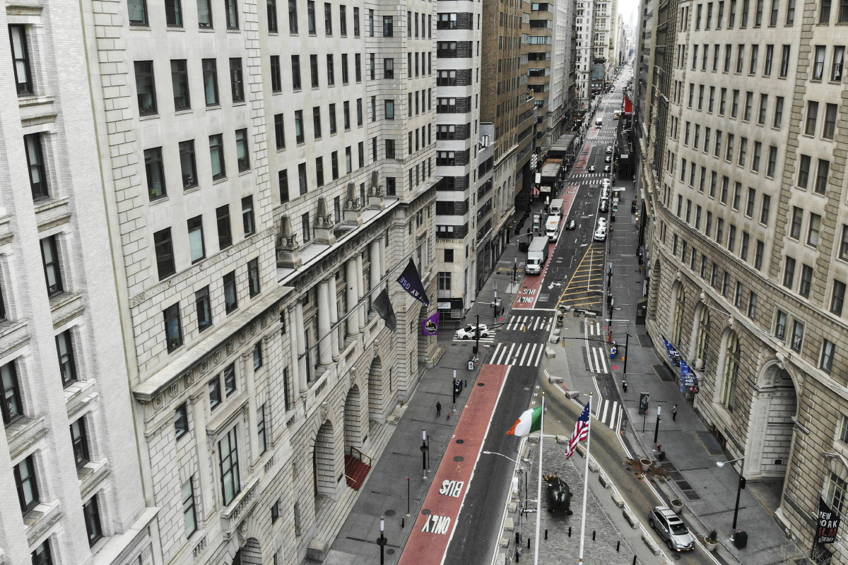 ▲신종 코로나바이러스 감염증(코로나19)이 미국에서 급격히 확산하고 있는 가운데 21일(현지시간) 뉴욕 맨해튼에서도 가장 번화한 거리인 브로드웨이에 사람들의 모습이 거의 보이지 않고 있다. 뉴욕/AP연합뉴스
