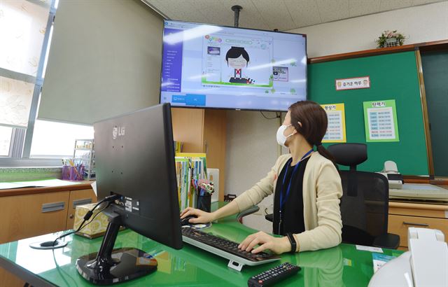 ▲25일 오후 대구 달서구 월성동 신월초등학교 한 교실에서 담임교사가 온라인 교실인 ‘학교가자.com’에 올라온 수업자료와 학생들이 올린 숙제를 확인하고 있다. (뉴시스)