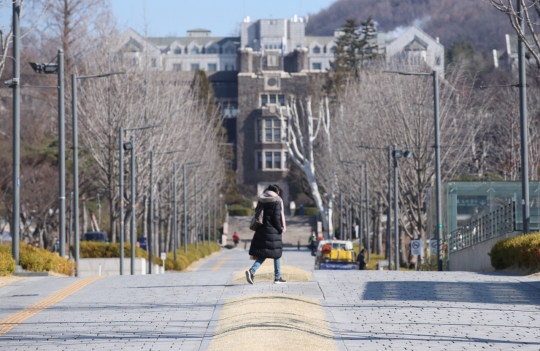 ▲신종 코로나 바이러스 감염증(코로나19) 영향으로 온라인 등 비대면 강의를 통해 서울 시내 주요 대학들이 개강한 16일 서울 서대문구 연세대학교 백양로가 한산한 모습을 보이고 있다.  (연합뉴스)