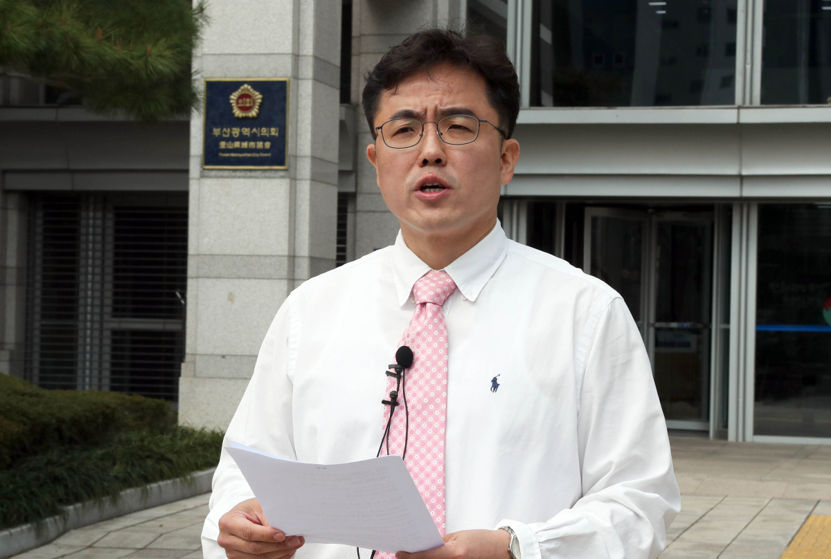 ▲미래통합당 김원성 부산 북·강서을 예비후보가 19일 부산시의회 앞에서 긴급 기자회견을 열고 미투 의혹을 전면 부인하는 입장을 밝히고 있다. (연합뉴스)