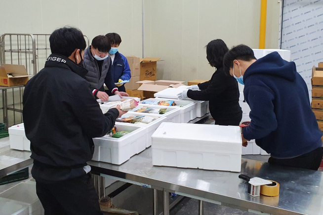 ▲농협 호남권 친환경 농산물 종합물류센터에서 농업인들이 LG유플러스 임직원이 공동 구매한 농산물꾸러미를 포장하고 있는 모습.  (LG유플러스 제공)