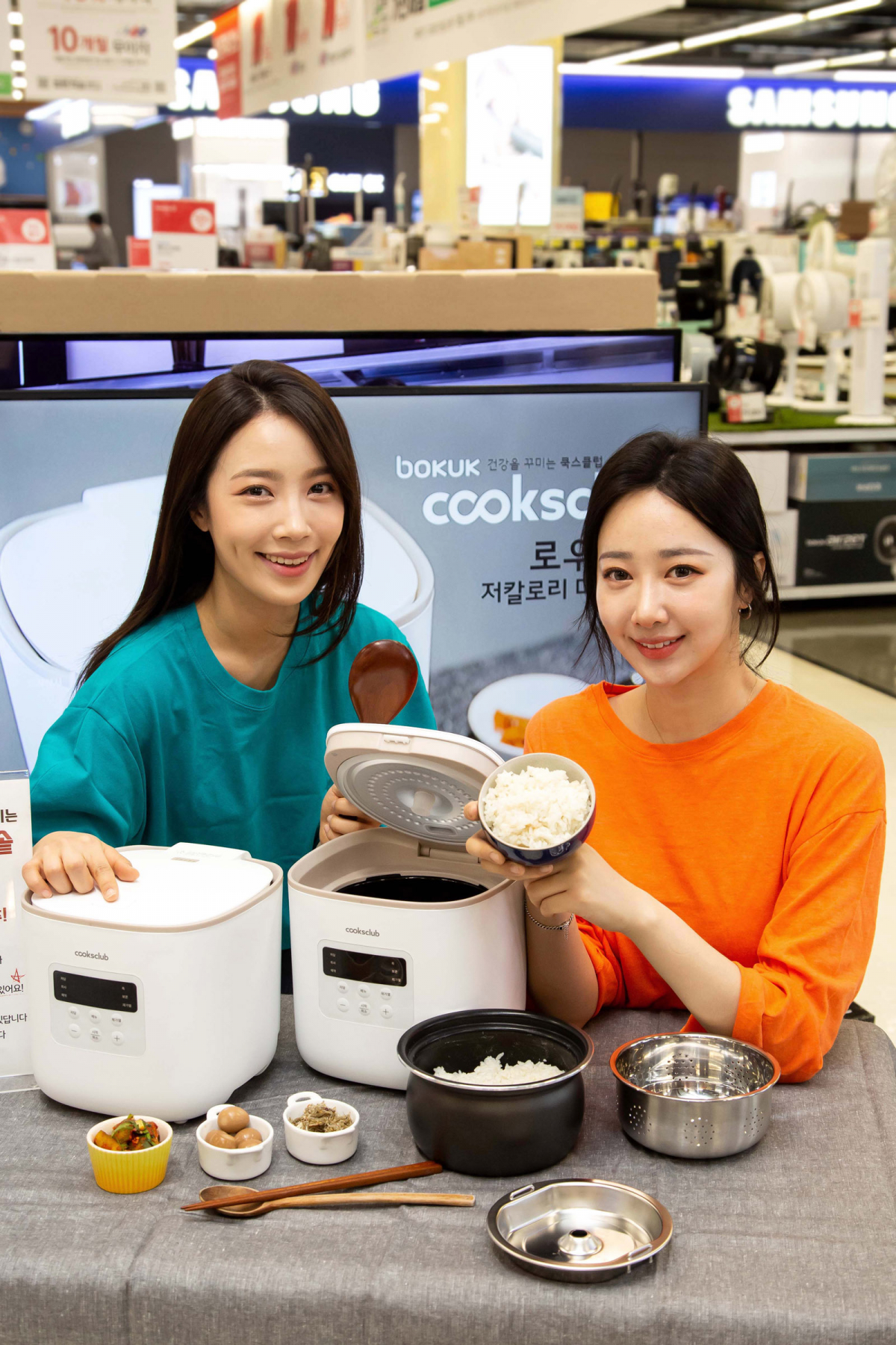 ▲모델들이 29일 서울 등촌동 홈플러스 강서점에서 저당 밥솥 ‘보국 쿡스클럽 로우로우 저칼로리 미니밥솥’을 선보이고 있다. (사진제공=홈플러스)