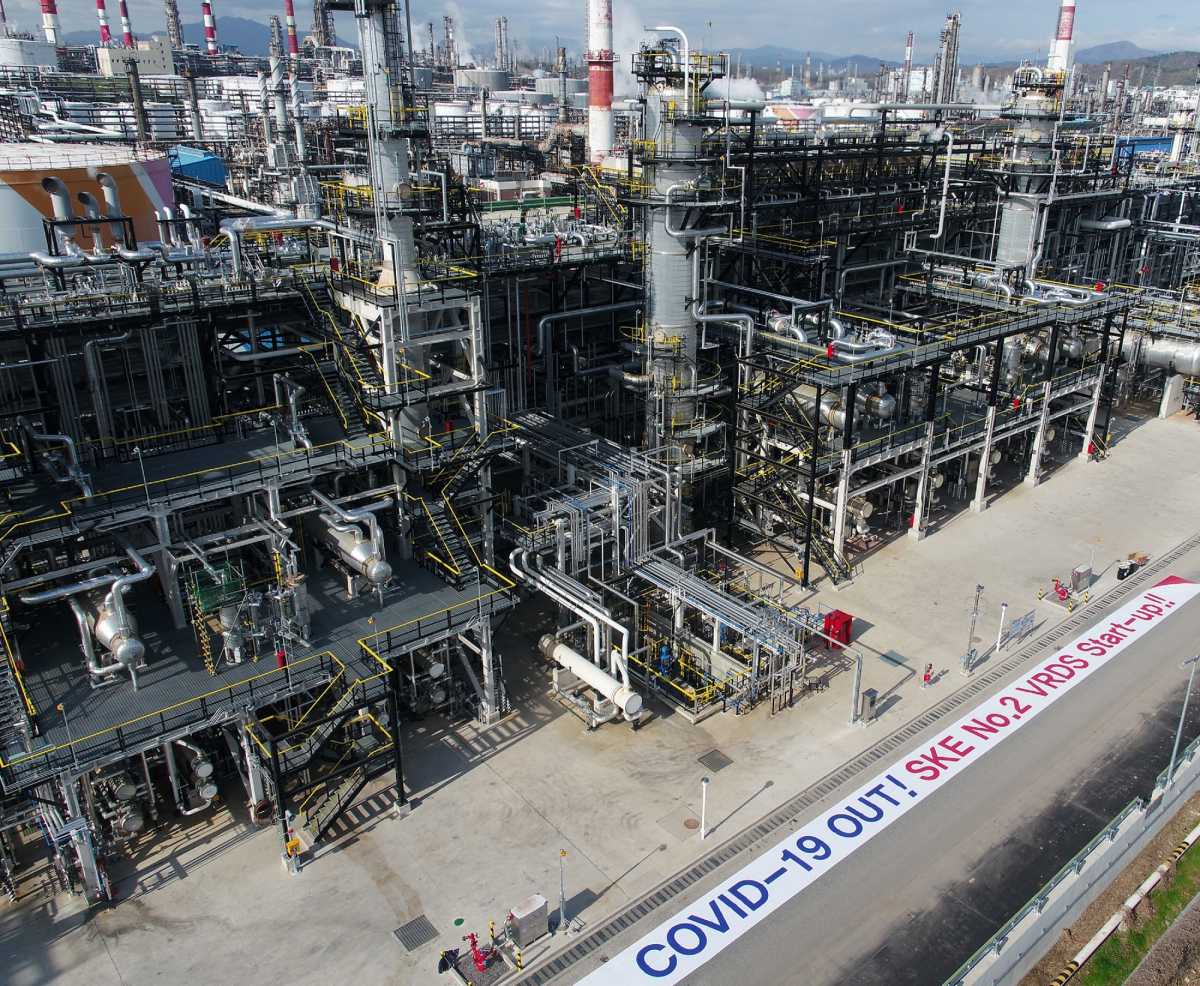 ▲기계적준공 및 시운전을 마친 SK에너지 감압잔사유 탈황설비(VRDS) 전경, 코로나 종결을 염원하고 시운전을 마친 축하 메시지가 보인다. (사진제공=SK에너지)