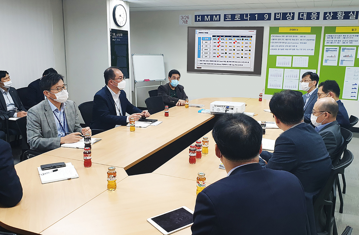 ▲지난 26일 연지동 사옥 코로나19 대응 비상 상황실에서 배재훈 HMM 사장(가운데)이 임원들과 함께 대응방안 마련을 위한 회의를 진행하고 있다. (사진제공=HMM)