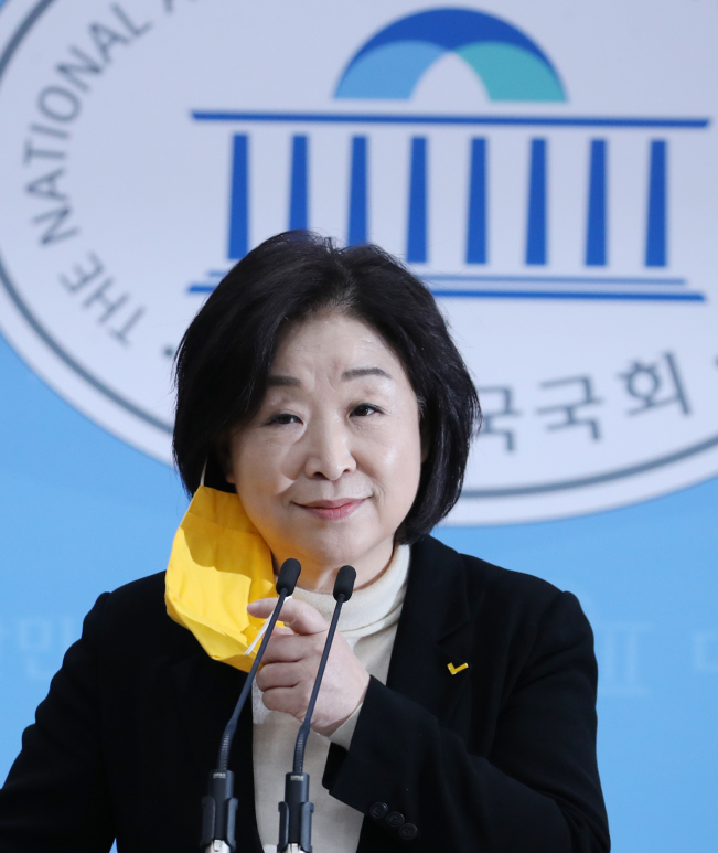 ▲정의당 심상정 상임선대위원장이 29일 오전 서울 여의도 국회 소통관에서 열린 '코로나19 민생지원 및 일자리 지키기 대책' 발표 기자회견에 앞서 마스크를 벗고 있다. (연합뉴스)