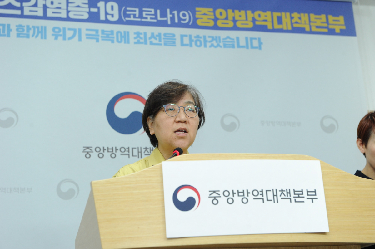 ▲정은경 중앙방역대책본부장(질병관리본부장)이 25일 충북 청주시 오송읍 질병관리본부에서 신종 코로나바이러스 감염증(코로나19) 발생 현황을 브리핑하고 있다. (사진제공=질병관리본부)