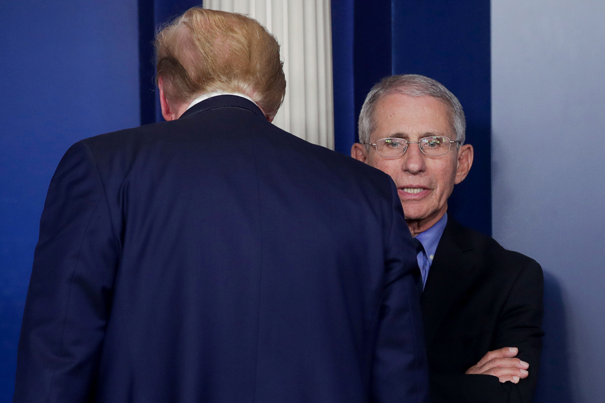 ▲도널드 트럼프 미국 대통령이 26일(현지시간) 백악관에서 신종 코로나바이러스 감염증(코로나19) 태스크포스(TF) 브리핑을 끝낸 뒤 퇴장하면서 앤서니 파우치 국립보건원 산하 국립알레르기·전염병 연구소(NIAID) 소장에게 짧게 말을 걸고 있다. 워싱턴/로이터연합뉴스