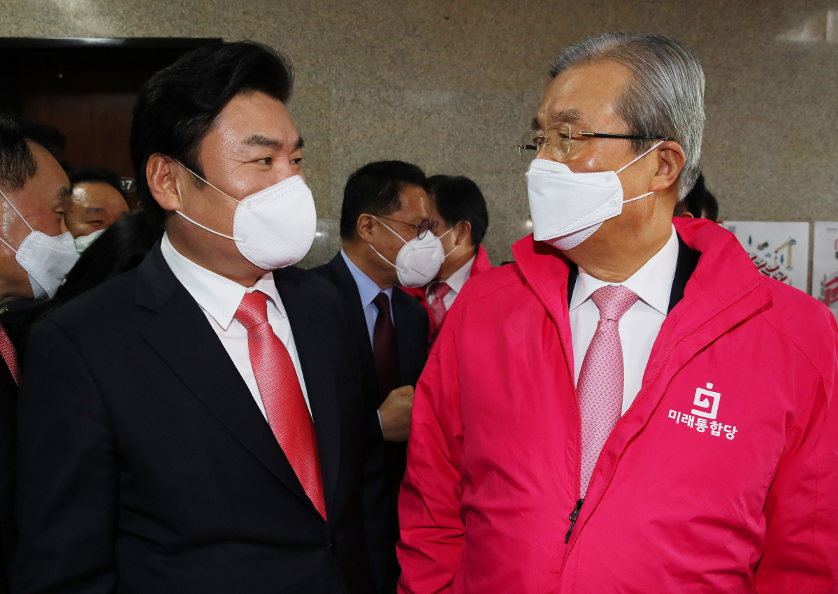 ▲미래통합당 김종인 총괄선거대책위원장(오른쪽)과 비례위성정당인 미래한국당 원유철 대표가 30일 국회에서 인사를 나누고 있다. (연합뉴스)