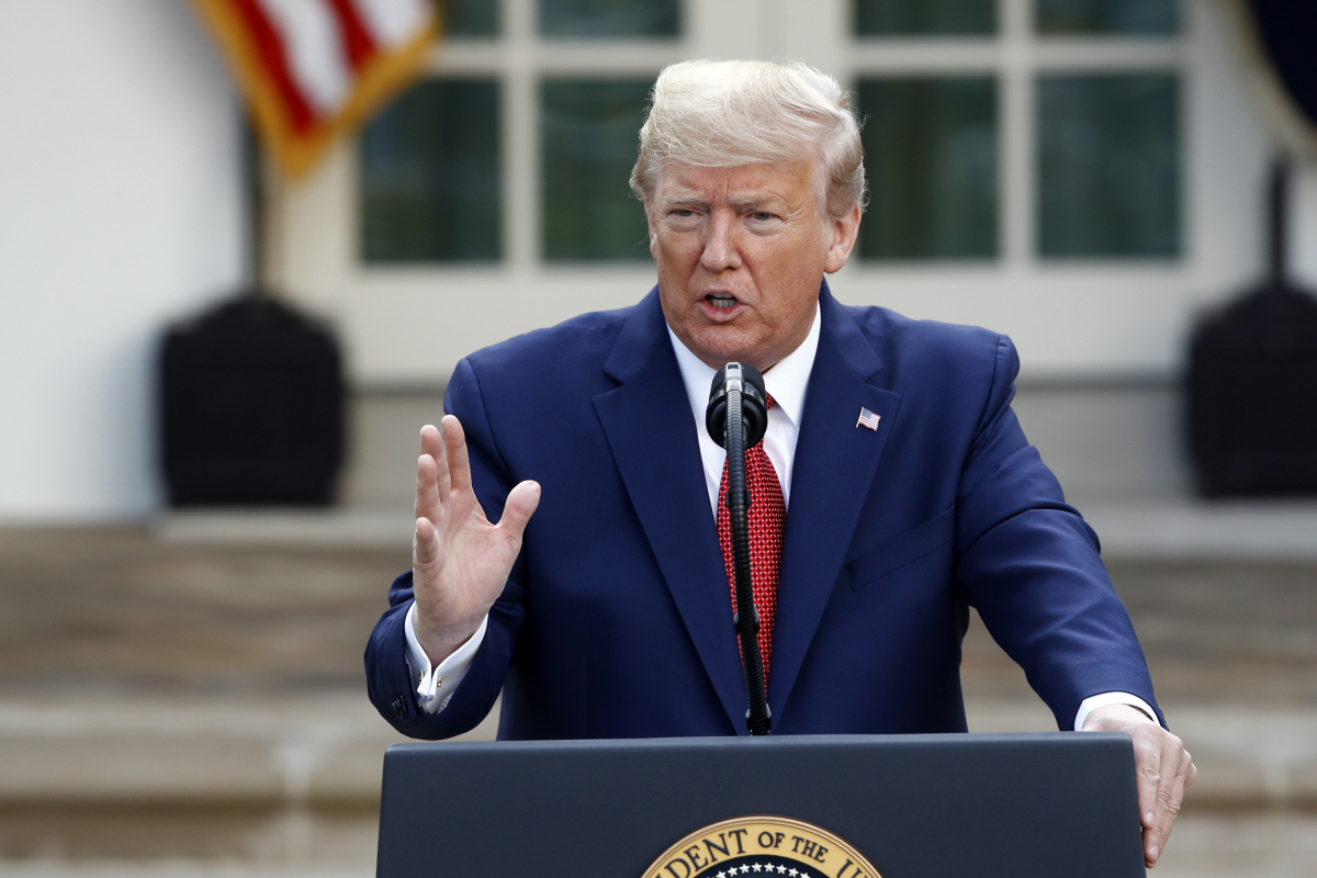 ▲도널드 트럼프 미국 대통령이 29일(현지시간) 백악관 로즈가든에서 열린 코로나19 태스크포스 일일 언론 브리핑에서 연설하고 있다. 워싱턴D.C./AP연합뉴스