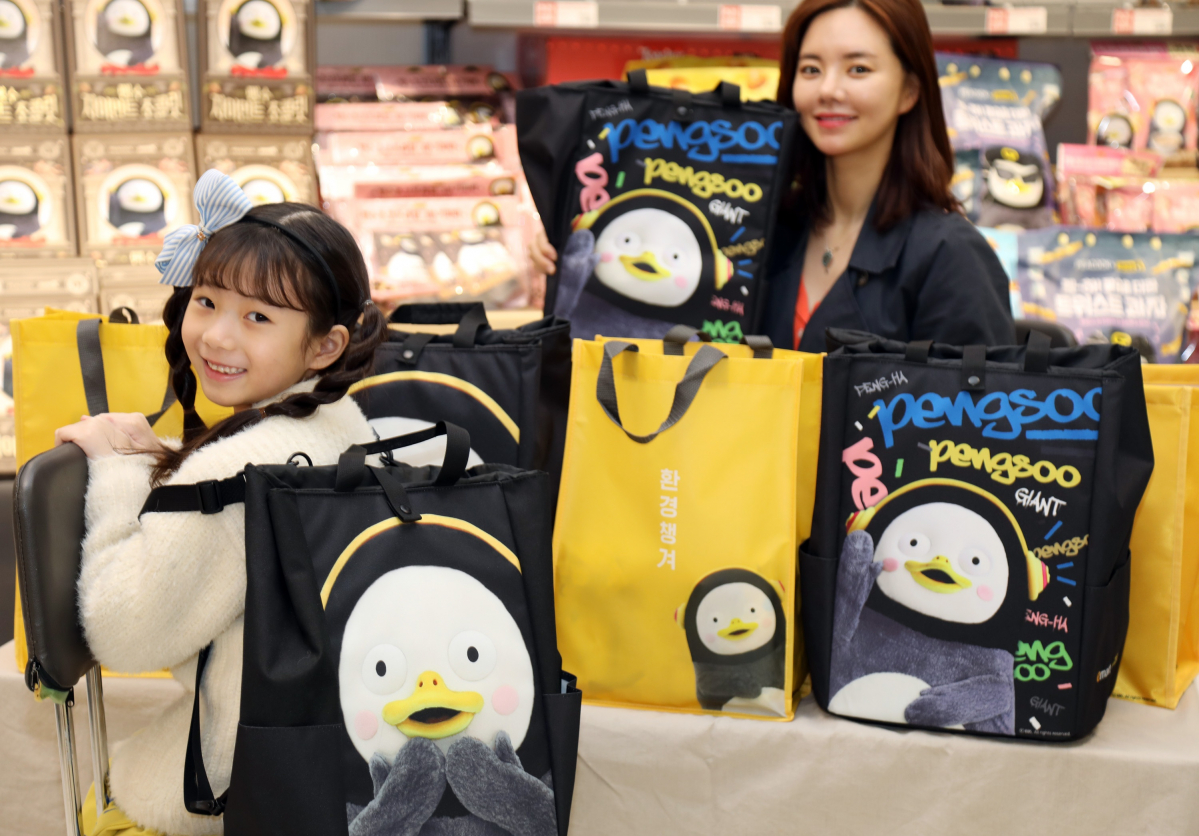 ▲30일 오전 이마트 성수점에서 모델들이 펭수 캐릭터가 그려진 한정판 대여용 장바구니를 소개하고 있다. (사진제공=이마트)