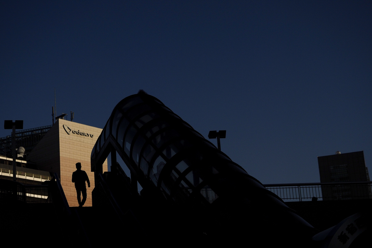 ▲26일(현지시간) 일본 도쿄의 신주쿠 역 계단에서 한 남성이 내려오고 있다. 도쿄/AP뉴시스]