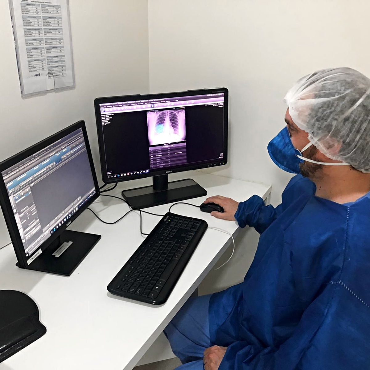 ▲브라질에서 가장 큰 대형병원 체인 중 하나인 프리벤트 시니어(Prevent Senior) 병원 의료진이 루닛 인사이트 CXR의 도움을 받아 코로나19 의심환자를 판독하고 있다. (루닛)