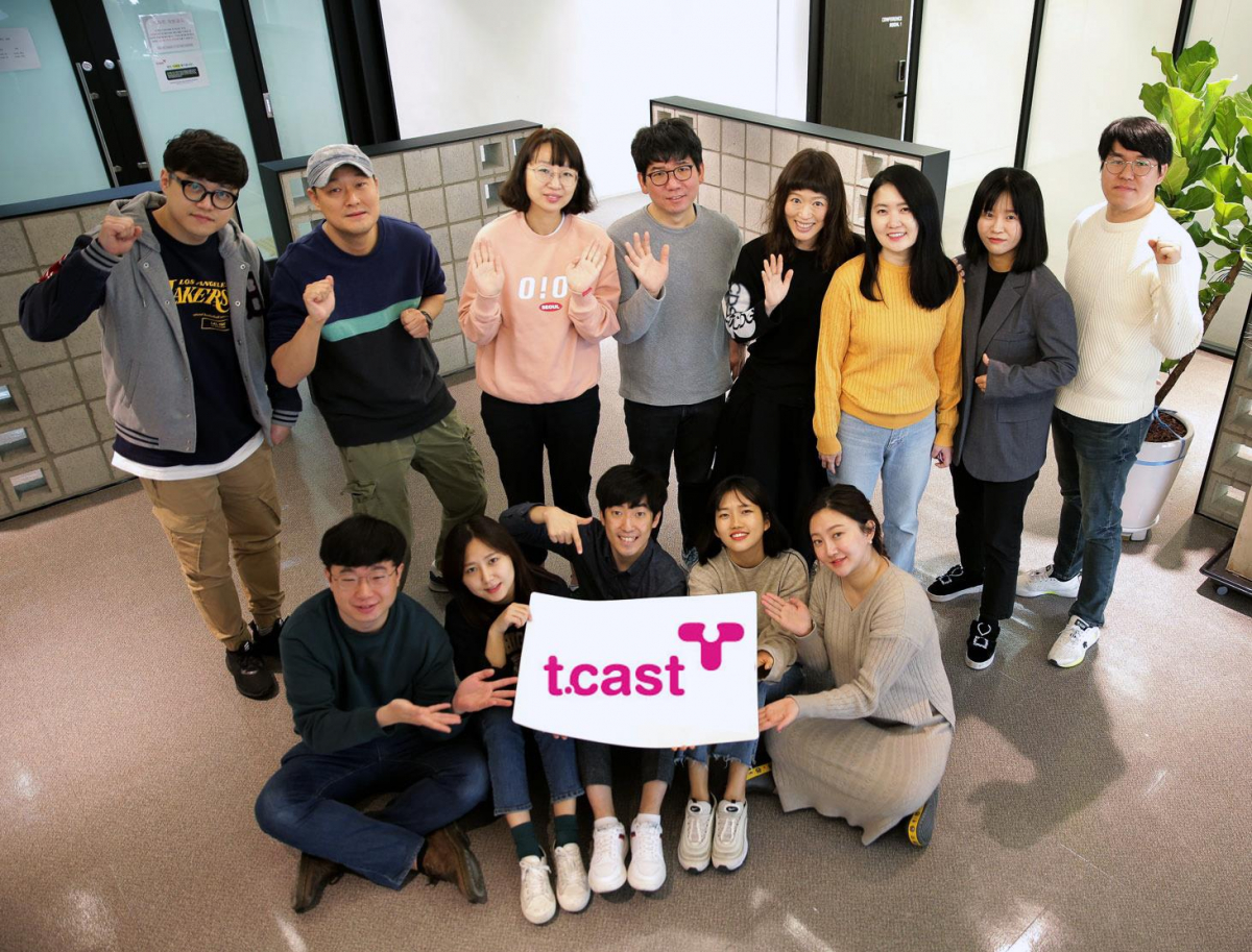 ▲티캐스트 제작진들이 마포구 상암캠퍼스에 모여 콘텐츠 자체 제작 본격화를 다짐하고 있다. (사진제공=태광그룹)