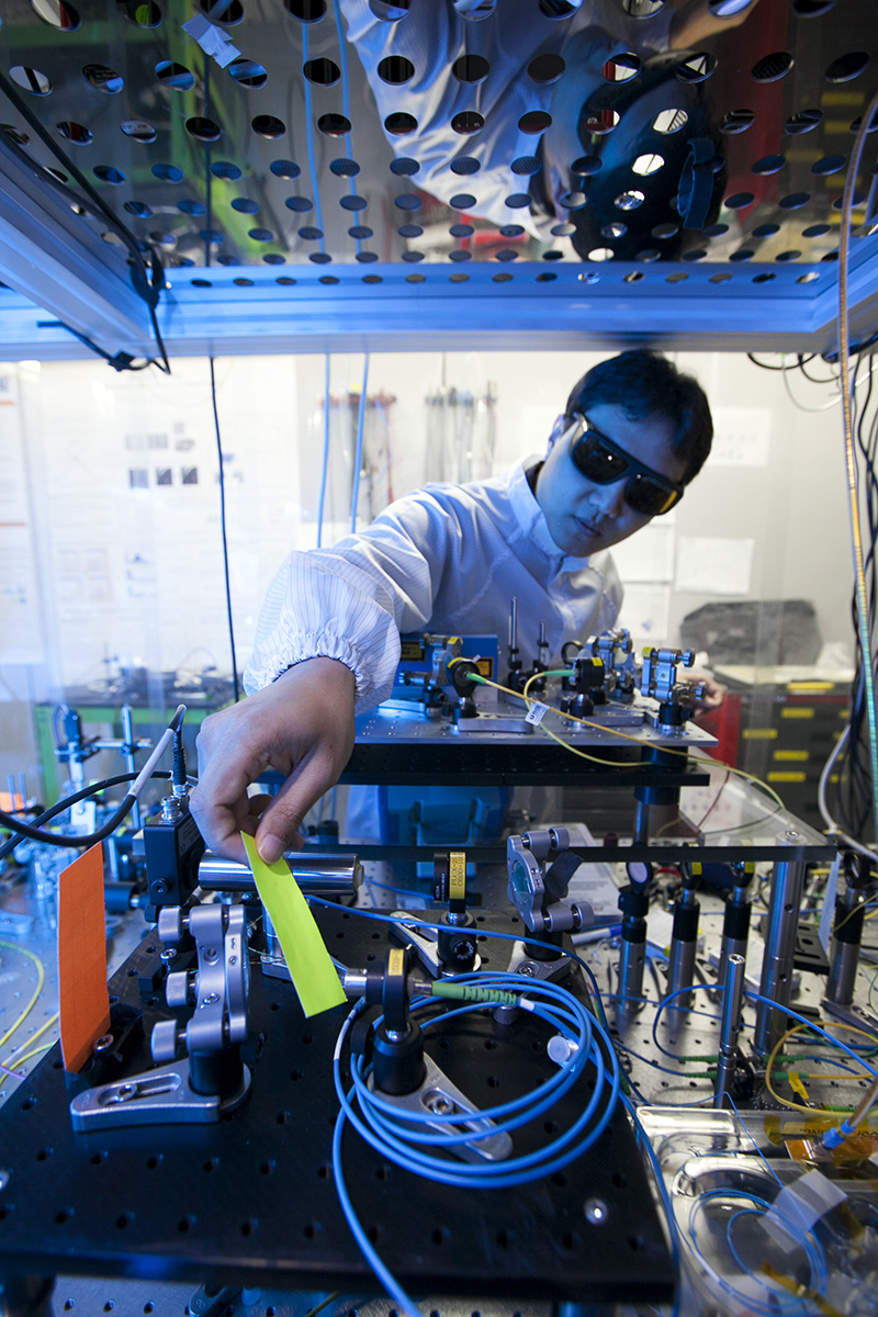 ▲SK텔레콤은 17일부터 26일까지 온라인을 통해 개최된 ITU-T 회의에서 자사가 제안한 '양자키 분배 적용 네트워크의 필요 보안 사항'관련 기술 리포트가 국제 표준(TR.sec-qkd)으로 최종 승인됐다고 31일 밝혔다. 사진은 양자키 분배 기술을 연구하는 모습. (SK텔레콤 제공)