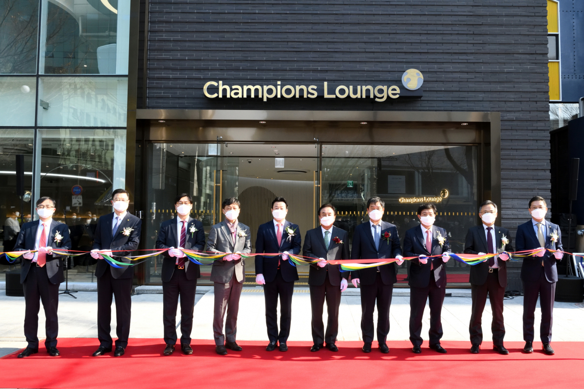 ▲유진투자증권이 고객들에게 차별화된 자산관리 서비스를 제공하기 위해 종합자산관리 금융센터인 ‘챔피언스 라운지’를 오픈했다. 지난 30일 오후 4시 강남구 논현동에 위치한 ‘챔피언스 라운지’에서 유진투자증권 및 유진금융부문 주요 임직원이 참여한 가운데 개소식 행사가 진행됐다. (사진왼쪽부터) 박찬형 유진투자증권 자문역, 민병돈 유진투자증권 WM본부장, 이수구 유진투자선물 대표이사, 고경모 유진투자증권 경영전략본부장, 한덕수 챔피언스 라운지 금융센터장, 유지창 유진투자증권 회장, 유창수 유진투자증권 부회장, 강진순 유진저축은행 대표이사, 김철은 유진투자증권 IB부문장, 진영재 유진자산운용 대표이사.