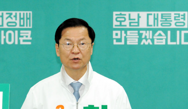 ▲31일 민생당 천정배(광주 서구을) 의원이 광주 시의회에서 출마 기자회견을 열고 있다. (연합뉴스)