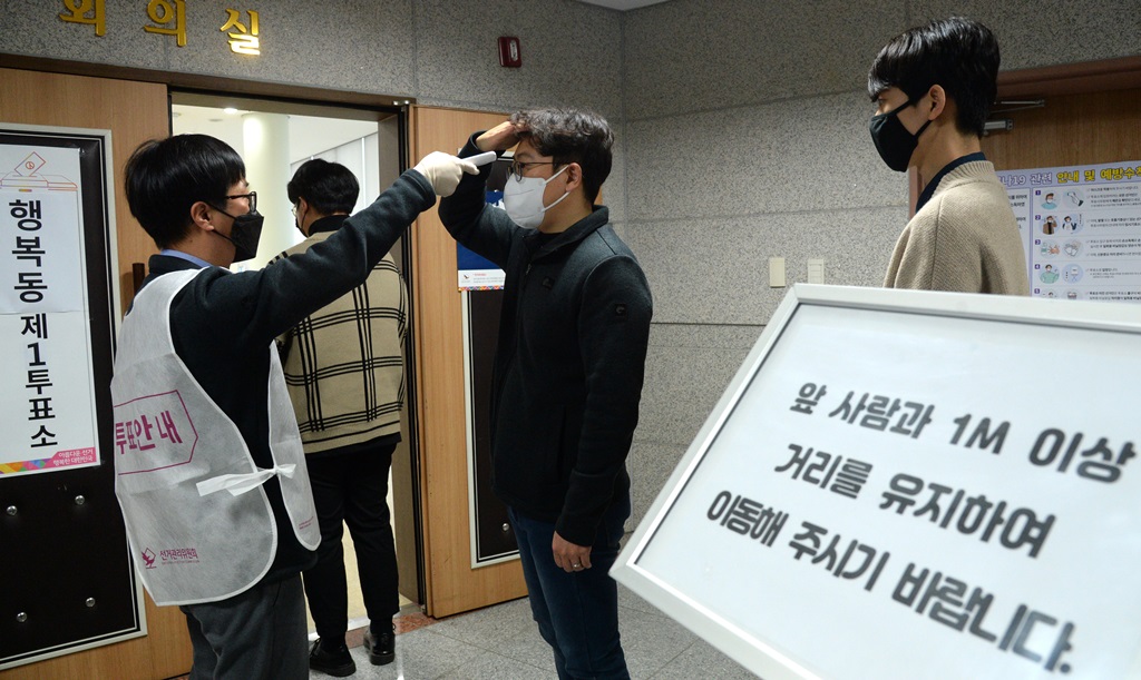 ▲전라북도선거관리위원회 관계자들은 30일 전북 전주시 전라북도선거관리위원회 회의실에서 신종 코로나바이러스 감염증(코로나19)에 제21대 총선 투표관리 특별대책을 추진해 안심 투표소를 시범 운영하고 있다. (뉴시스)