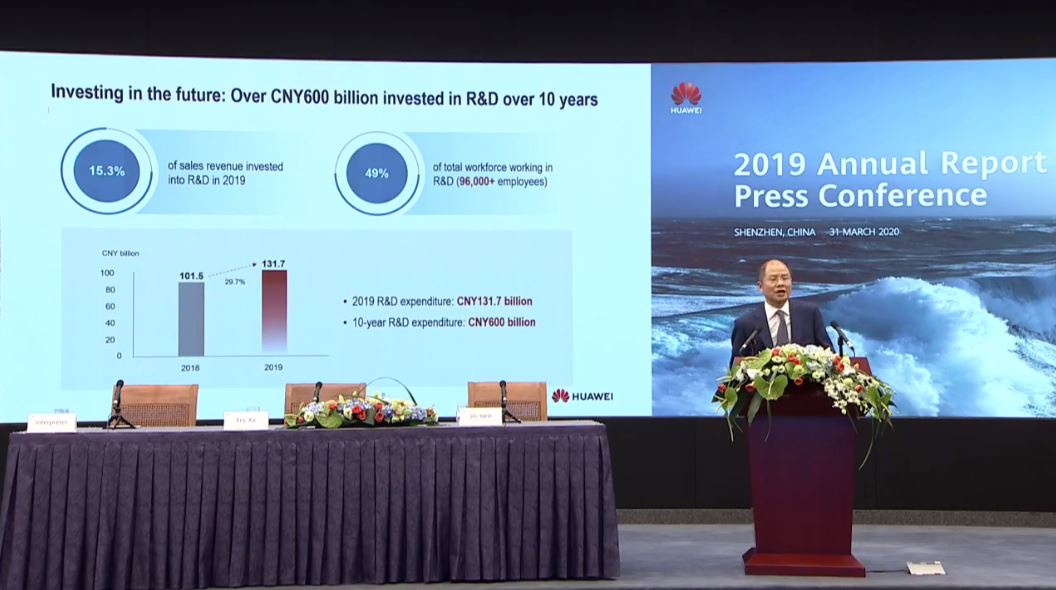 ▲에릭 쉬 화웨이 회장이 31일 베이징에서 2019 연차보고서 발표회를 진행하고 있다. (화웨이 페이스북 캡처)