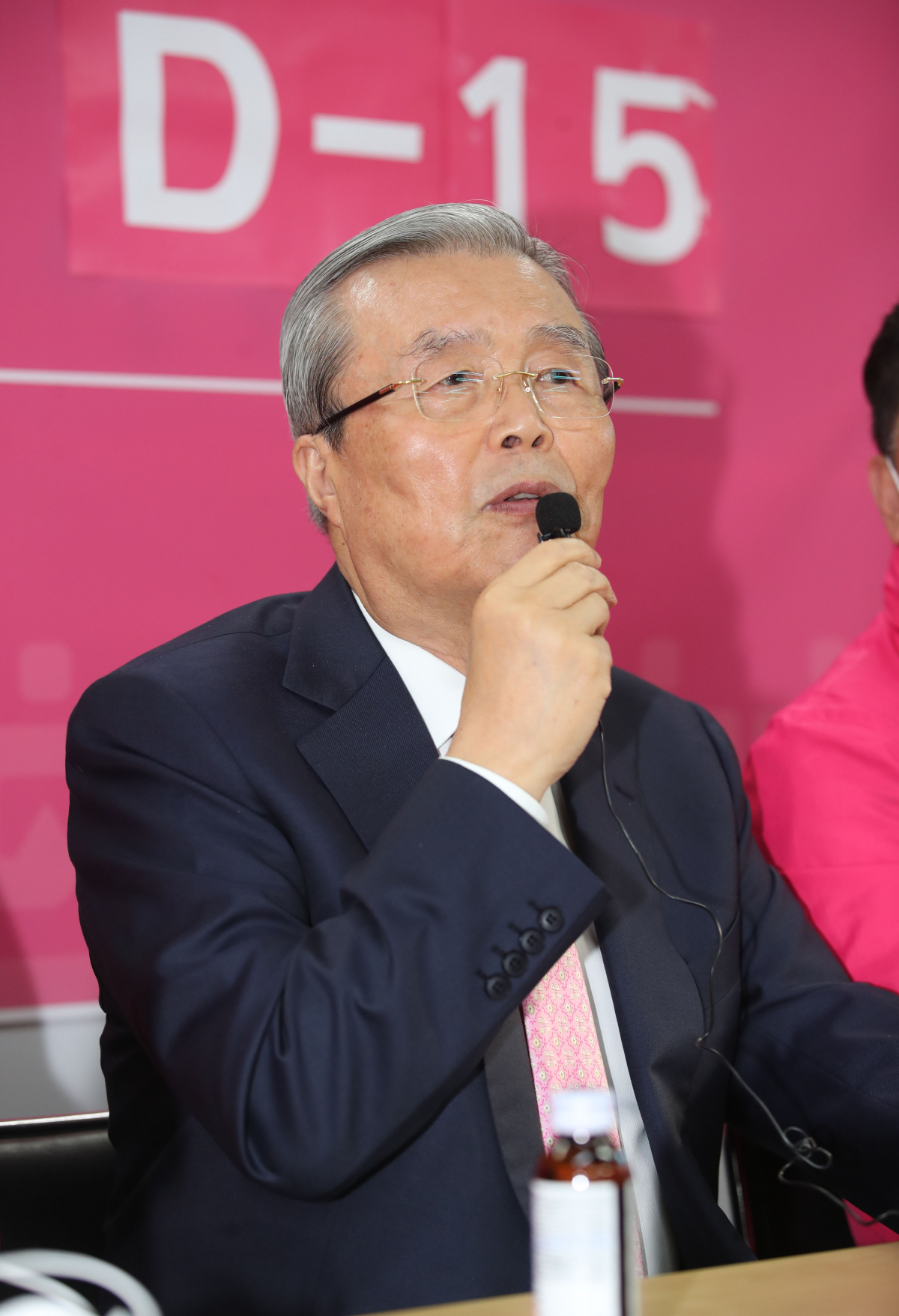 ▲미래통합당 김종인 총괄선거대책위원장이 지난달 31일 오후 서울 강서을에 출마하는 김태우 후보 선거사무실을 방문해 인사말을 하고 있다.  (연합뉴스)