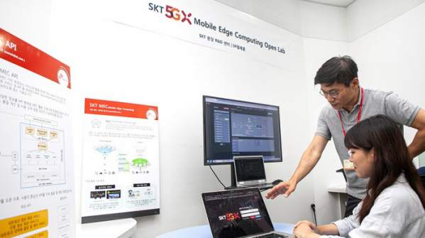 ▲SK텔레콤 연구원들이 '5GX MEC' 기술을 개발하고 있는 모습 (SK텔레콤 제공)