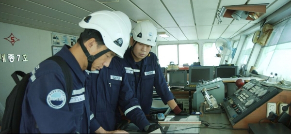 ▲한국해양교통안전공단 직원들이 선박에 탑승해 검사를 하고 있다.
