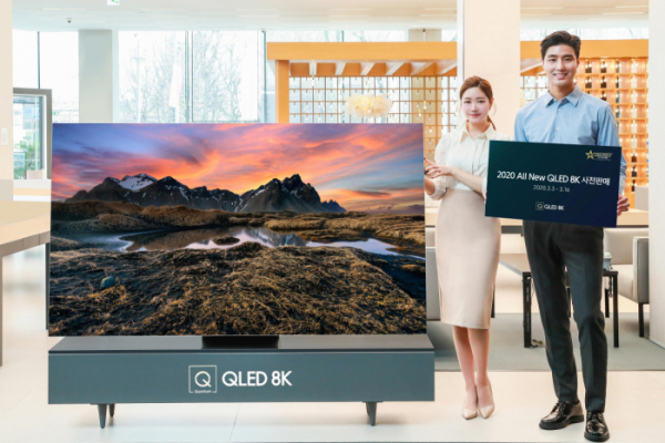 ▲삼성전자 모델이 2020년형 QLED 8K TV 사전판매 이벤트를 소개하고 있다. (사진제공=삼성전자)