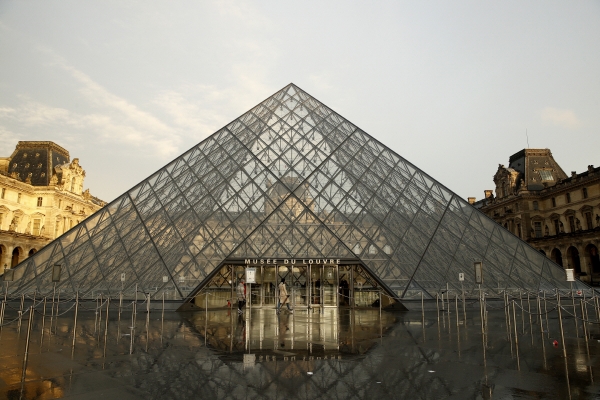 ▲관람객들이 프랑스 파리의 루브르 박물관 피라미드를 지나가고 있다. 파리/EPA연합뉴스
