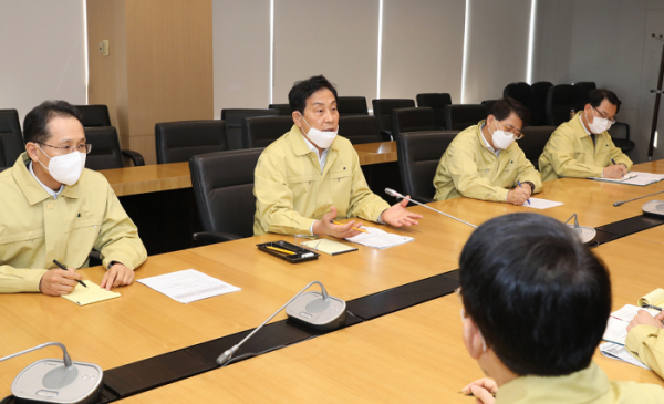 ▲김정태 하나금융 회장(왼쪽에서 두 번째)이 지성규 하나은행장(왼쪽에서 첫 번째), 장경훈 하나카드 사장(왼쪽에서 세 번째) 등 관계사 CEO와 함께 2일 서울 명동사옥에서 '코로나19' 금융지원 방안 긴급회의를 주재하고 있다. (사진제공=하나금융)