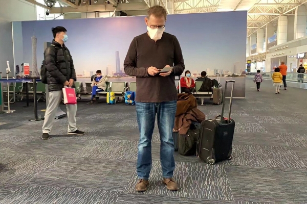 ▲중국 광둥성 광저우 바이윈 국제공항에서 2월 1일(현지시간) 승객들이 마스크를 쓰고 있다. 광저우/AP뉴시스 
