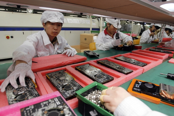 ▲애플 제품 위탁생산업체인 중국 폭스콘의 선전 공장에서 근로자들이 제품을 조립하고 있다. 선전/AP뉴시스 
