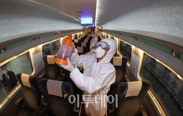 ▲신종 코로나바이러스 감염증(코로나19) 확산을 막기 위해 한국철도가 KTX 내부를 소독하고 있다. (이투데이DB)