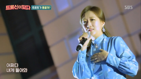 ▲장윤정이 베트남 버스킹 엔딩곡으로 '초혼'을 불렀다.(사진=SBS '트롯신이 떴다' 방송화면 캡처)