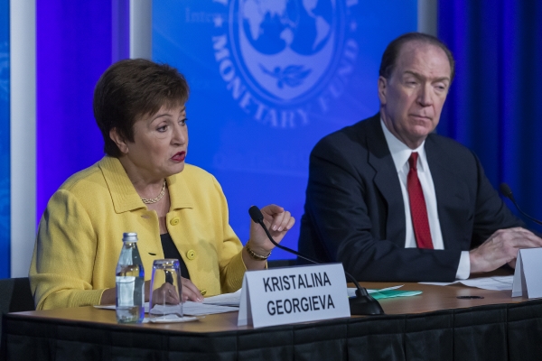 ▲크리스탈리나 게오르기에바(왼쪽) 국제통화기금(IMF) 총재와 데이비드 맬패스 세계은행(WB) 총재가 4일(현지시간) 미국 워싱턴D.C.의 IMF 본부에서 코로나19 관련 공동 기자회견을 하고 있다.  (EPA/연합뉴스)