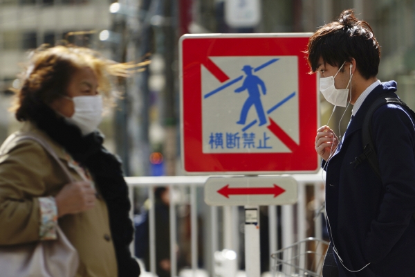 ▲일본 도쿄에서 5일 행인이 마스크를 쓰고 걷고 있다. 도쿄/AP연합뉴스
